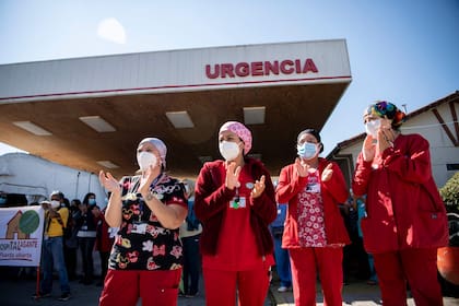 Mientras avanza la campaña de vacunación, los casos siguen agobiando a Chile