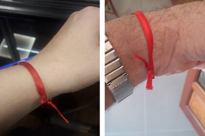 Mientras cada uno está en su trabajo, su hilo rojo les recuerda que siempre permanecerán unidos.