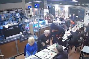 Una pizzería porteña llena de comensales fue el escenario de un violento robo que incluyó armas de fuego y trompadas