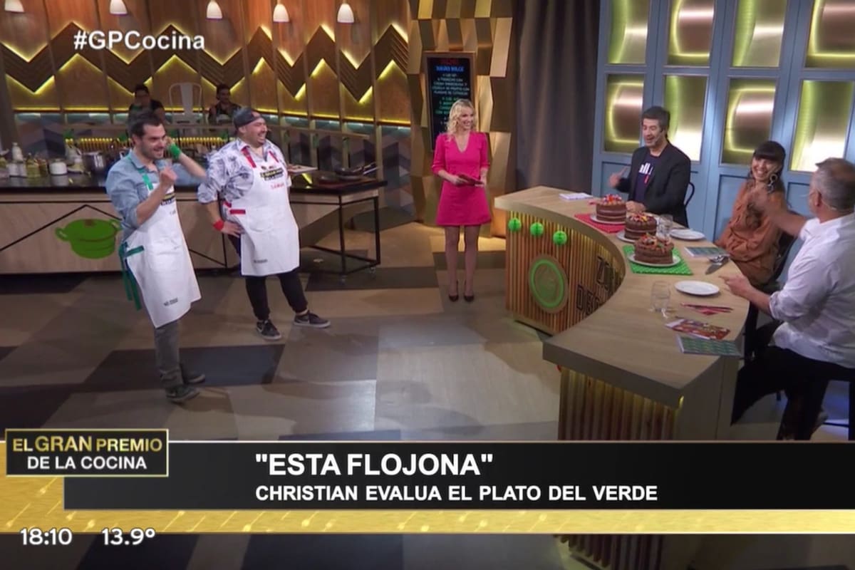 Mientras comparaban las nudecakes réplica de los participantes, Petersen y Asta se enredaron en una charla lisérgica.