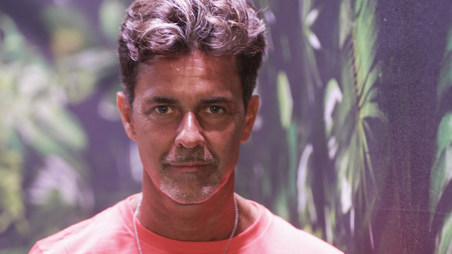 Mientras disfruta del éxito de la obra Tom, Dick & Harry, Mariano Martínez sueña con protagonizar y producir en cine una saga de películas de acción y artes marciales