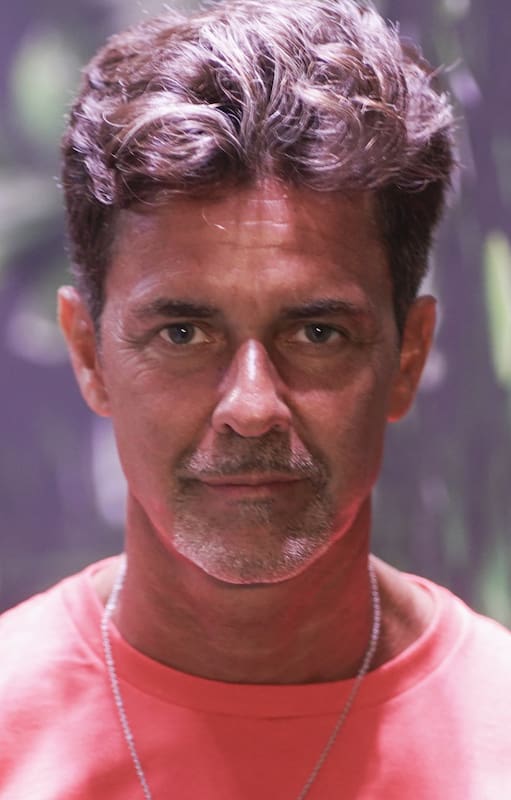Mientras disfruta del éxito de la obra Tom, Dick & Harry, Mariano Martínez sueña con protagonizar y producir en cine una saga de películas de acción y artes marciales