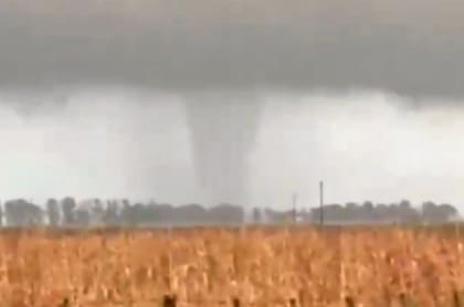 El tornado fue captado en video por distintos usuarios