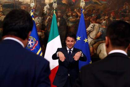 Mientras el eje franco-alemán se mantiene, la derecha euroescéptica cobra fuerza y, hacia el sur, hay cambio de juego. En la imagen, el flamante primer ministro italiano, Giuseppe Conte, llama para la foto a sus aliados Luigi Di Maio y Matteo Salvini (de espaldas)