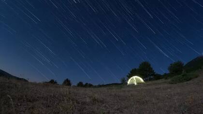 Mientras el grueso de las personas se limita a contemplar al espectáculo producido por los meteoritos, un grupo de personas va detrás de ellos