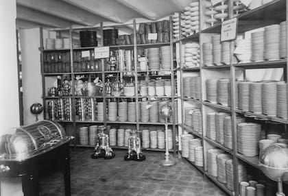 Mientras el hotel Hotel Carrasco funcionaba, la vajilla estaba perfectamente catalogada. Durante los años de abandono, buena parte fue saqueada.
