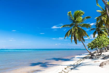 Mientras el invierno aprieta en el sur, las playas dominicanas viven su eterno verano de arena y sol
