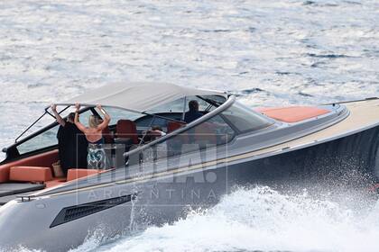 Mientras el Rey acelera los motores, Máxima y Amalia sostienen la toldilla para que no se vuele. Horas después, viajaron en familia a París para estar en la ceremonia de apertura de los Juegos Olímpicos 2024 y acompañar al seleccionado de su país. Se espera que vuelvan a la Ciudad Luz otra vez, antes del 11 de agosto, cuando el evento deportivo termine.