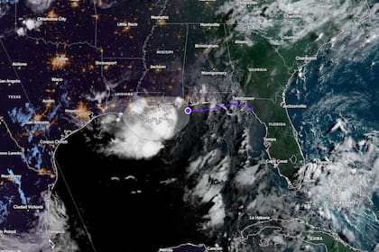 Mientras el sistema de baja presión avanza hacia Louisiana, la humedad tropical alimentará también tormentas tierra adentro en Texas oriental y Alabama, con riesgo leve de crecidas rápidas