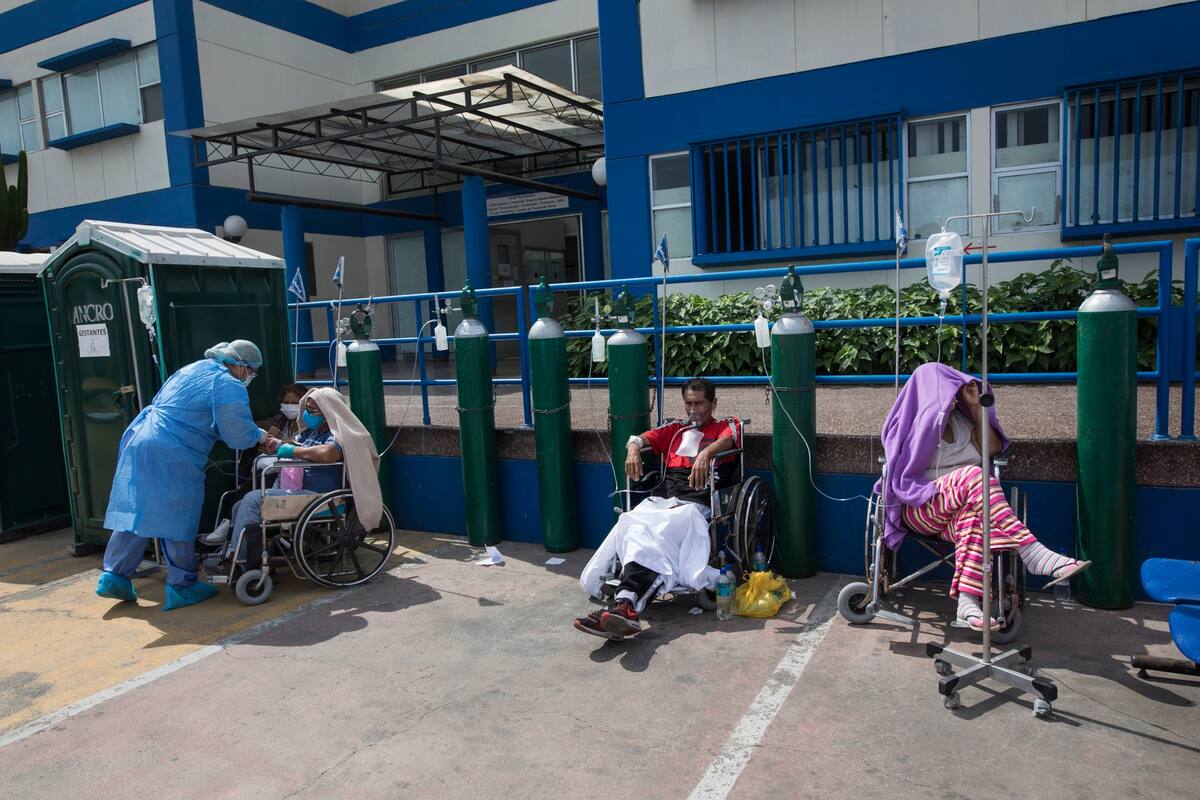 Mientras el virus azota a Perú, migrantes venezolanos trasladan los muertos