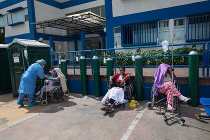 Mientras el virus azota a Perú, migrantes venezolanos trasladan los muertos