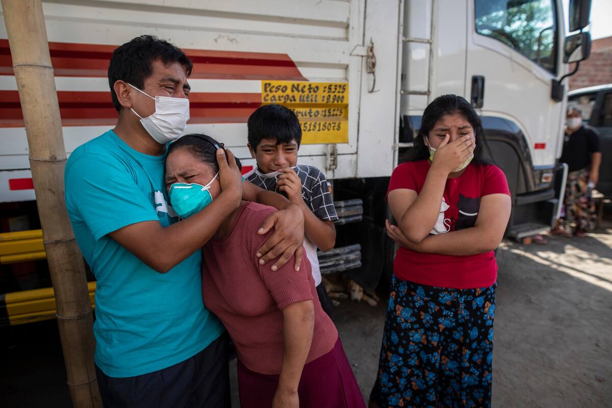 Mientras el virus azota a Perú, migrantes venezolanos trasladan los muertos