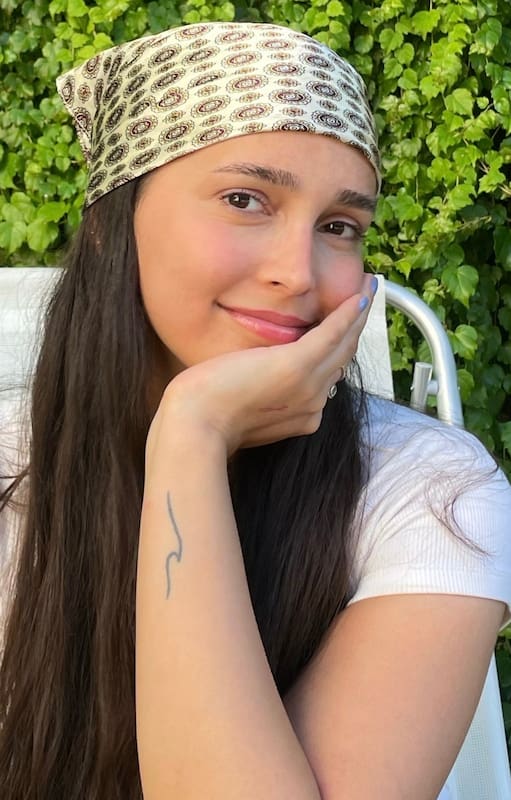 Mientras ella crecía, ese gemelo también lo hacía, y a los siete años la diferencia entre una pierna y la otra ya casi parecía imposible de ignorar.