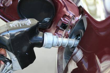 Mientras en California el galón promedia los US$5,36, en Kansas los conductores pagan apenas US$3,04