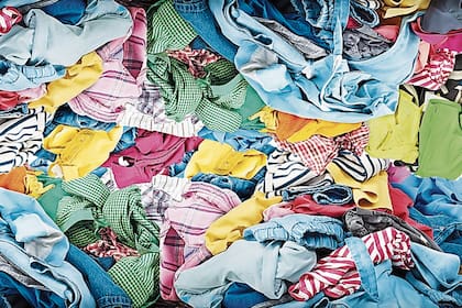 Mientras en el mundo se discute qué hacer con el excedente que genera la industria de la moda, también surge el interrogante de cómo terminar con ellos; la economía circular da respuesta.