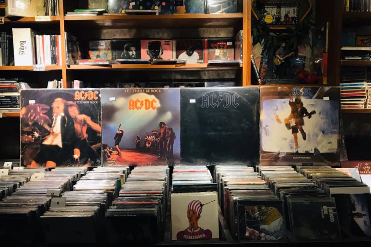 Mientras en el Reino Unido pueden volcarse al mercado digital, en la Argentina las restricciones de movilidad afectan por completo a las disquerías y distribuidores digitales