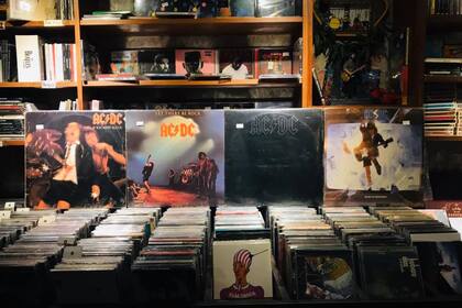 Mientras en el Reino Unido pueden volcarse al mercado digital, en la Argentina las restricciones de movilidad afectan por completo a las disquerías y distribuidores digitales