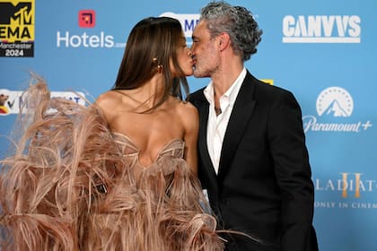 Mientras en Miami se celebró la música latina, en Manchester, al noroeste de Inglaterra, varios de los artistas más reconocidos de la industria de la música se congregaron en el marco de los MTV Europe Music Awards. Hasta allí fueron la cantautora británica Rita Ora y su esposo, el cineasta y actor neozelandés Taika Waititi, quienes no dudaron en ponerse románticos para los flashes