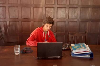 Mientras espera definiciones, Isidro Borthaburu participa de las clases virtuales de su escuela