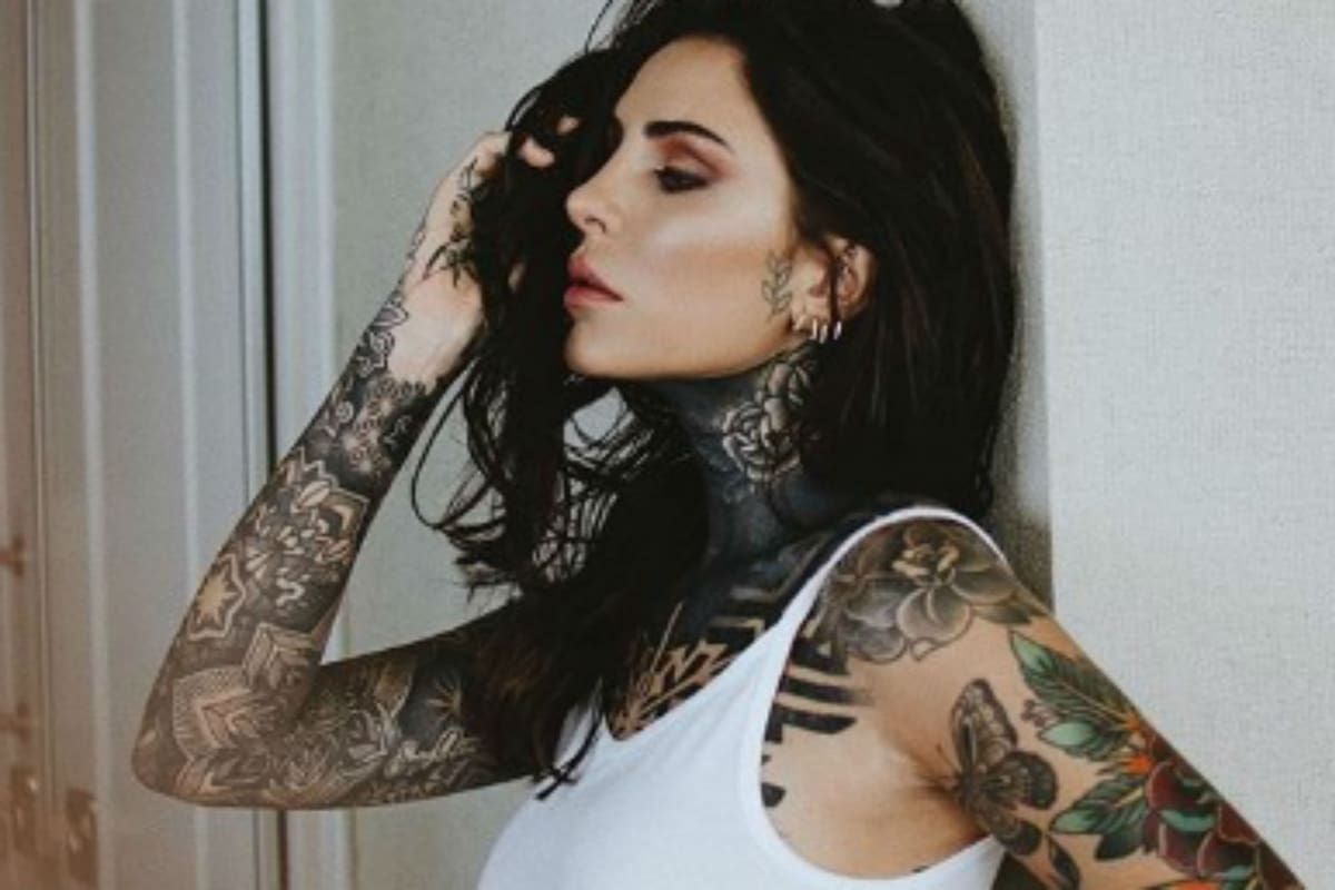 Mientras filmaba su nuevo video, a la cantante su atuendo le jugó una mala pasada