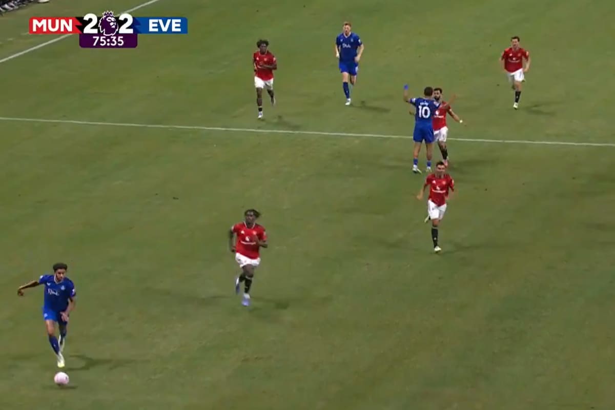 Mientras Heaven marcaba, en contra, el gol de Everton, Bruno Fernandes y Ndiaye comenzaron a empujarse en el medio de la cancha