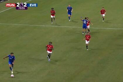 Mientras Heaven marcaba, en contra, el gol de Everton, Bruno Fernandes y Ndiaye comenzaron a empujarse en el medio de la cancha