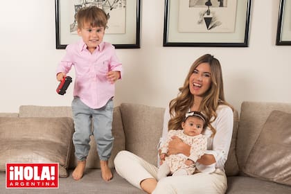 Mientras Imhoff entrena para los próximos partidos de los Pumas, Natacha disfruta de sus hijos, Bastian y Nikita, en su departamento temporal de Belgrano.