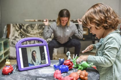 Mientras Inés Ramírez entrena, su hija Justina se entretiene por Zoom con su niñera Dana