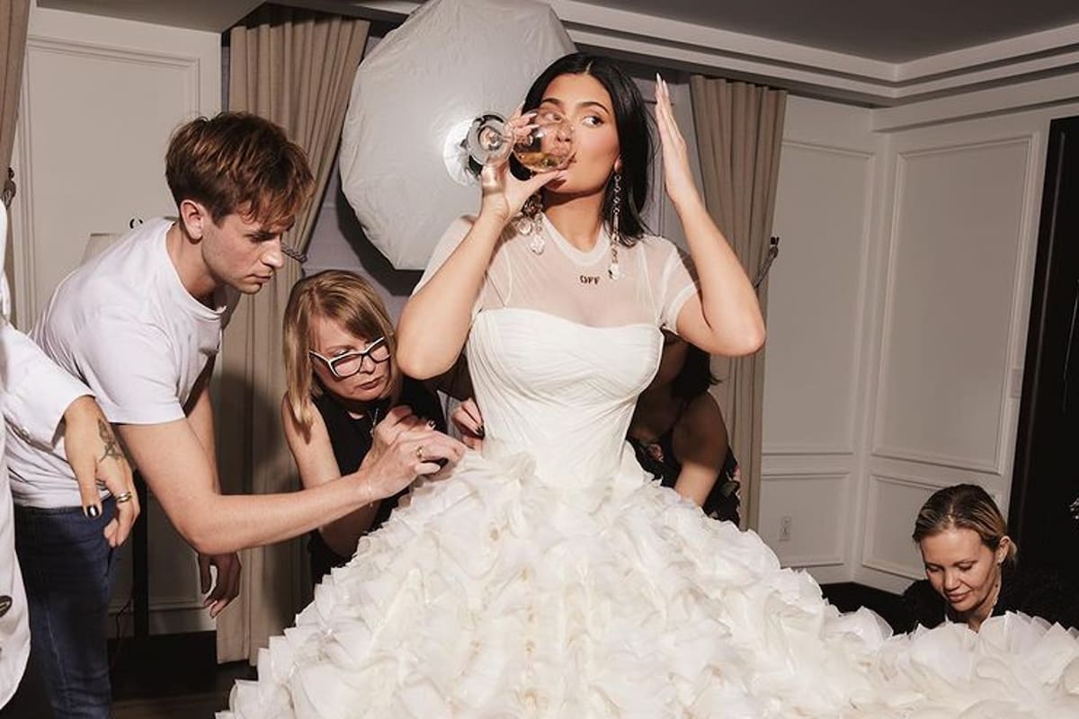 Mientras Kylie Jenner tomaba vino blanco, sus asistentes le arreglaban el atuendo para la MET Gala 2022