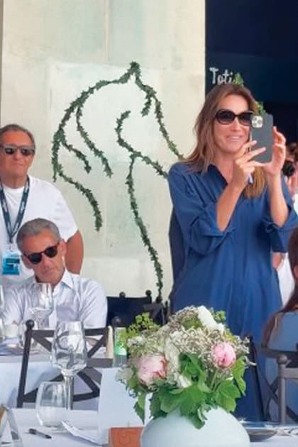 Mientras la ex primera dama francesa filma a su hija con el celular, Nicolas Sarkozy, que sigue en arresto domiciliario bajo control judicial (que le permite salir en un radio de distancia acotado), intenta pasar inadvertido
