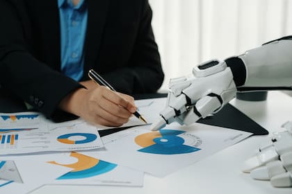 Mientras la IA gana terreno en el mundo laboral, crece el interés por disciplinas ligadas a la filosofía, la literatura y el arte