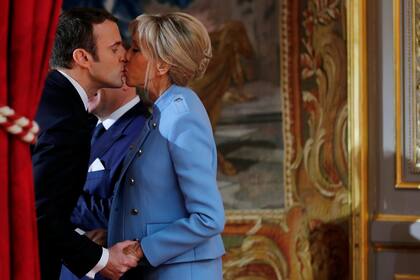 Mientras la imagen del mandatario se deteriora, su mujer ocupa un rol cada vez más sustancial en la acción del Elíseo; vista como un ícono de la moda, ya tiene un documental