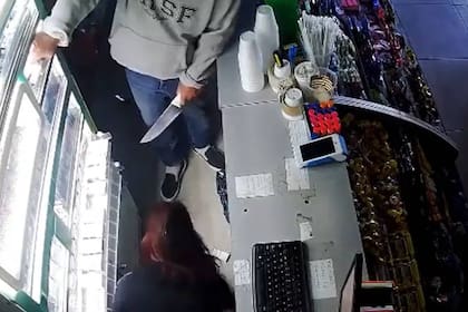 Mientras la mujer le pedía que no le hiciera daño, el hombre le decía “No vengo por vos, vengo por el dinero”