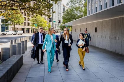 Mientras la reina Máxima optó por un look de saco y pantalón en color celeste, su primogénita llevó uno en color azul oscuro (Foto: Instagram @unsgsa)