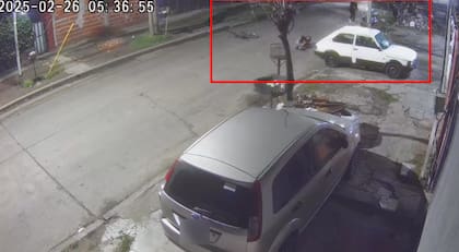 Mientras la víctima herida de bala se encuentra desplomada en el medio de la calle, el delincuente intenta robarle la bicicleta a su pareja.