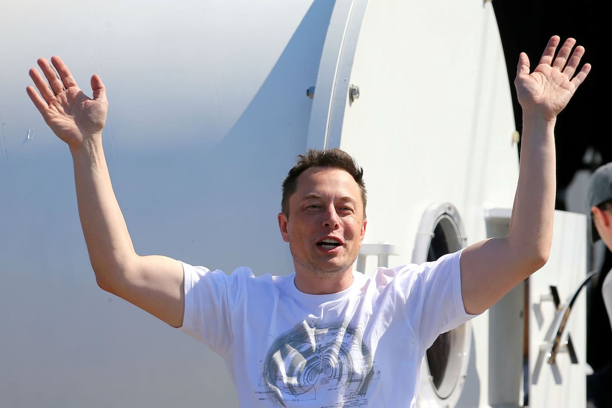 Mientras las imágenes de Musk fumando marihuana y tomando whiskey se replicaban en las redes, la compañía automotriz anunciaba que el director de contabilidad renunciaba a su cargo