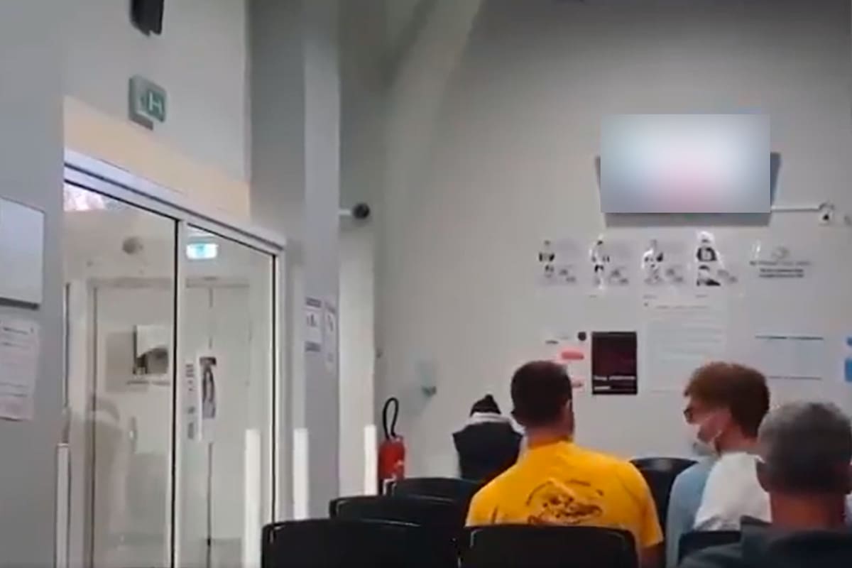 Mientras las personas aguardaban para ser atendidas en un servicio de urgencia de Bayona, en Francia, la televisión del centro de salud mostró imágenes de contenido sexual explícito durante 20 minutos