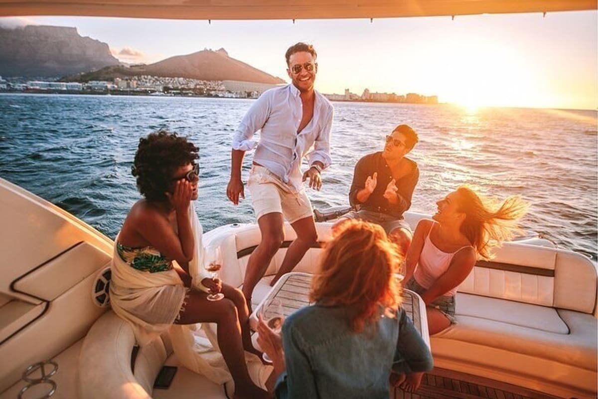 Mientras las personas se reúnen en la playa, los residentes de las torres con vista al mar se quejan