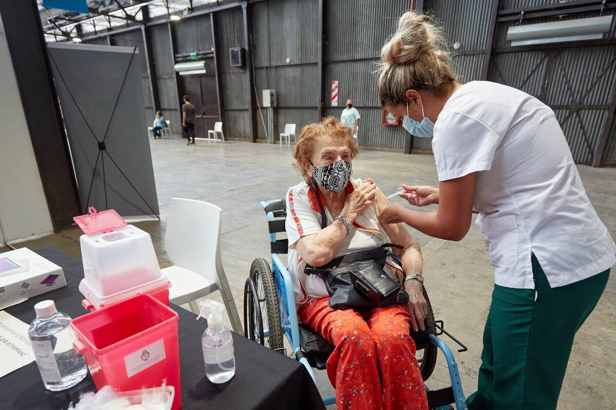Mientras los adultos mayores empiezan a ser vacunados en diferentes centros oficiales, hay denuncias de llamados para vender turnos