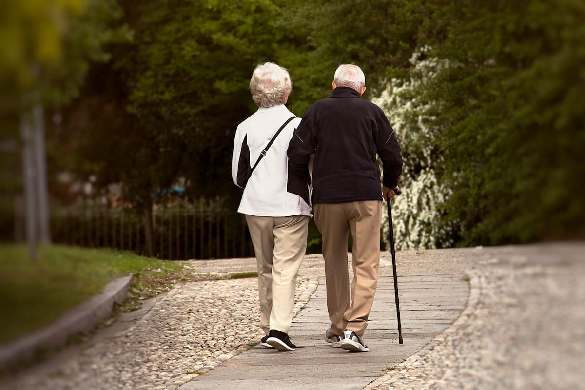 Mientras los adultos mayores viven más, caen los nacimientos