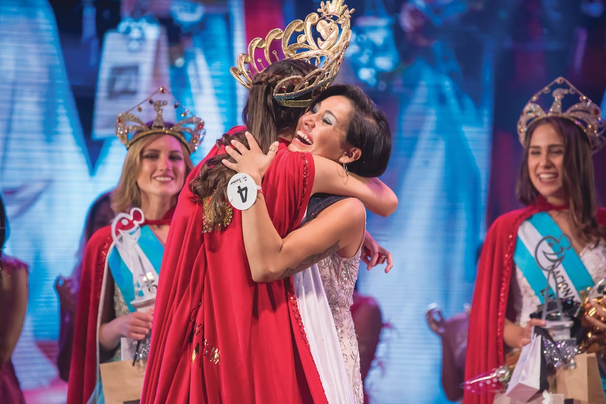 Mientras los concursos de belleza están en discusión en gran parte del mundo, la elección de reinas de los carnavales y fiestas del país empieza a quedar atrás por promover estereotipos y un ideal físico inalcanzable para la mayoría. A su vez, las elegidas ocupan un rol social, cada vez menos vincul