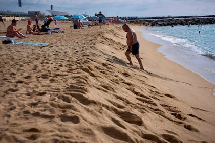 Mientras los españoles veranean en las playas de Barcelona, preocupa la erosión de la costa