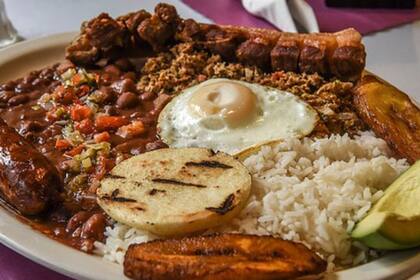 Mientras los especialistas recomiendan que un plato no supere las 600, estos tradicionales combos les dan pelea