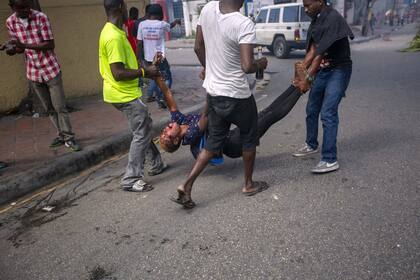 Mientras los pandilleros desfilan a plena luz del día, los ciudadanos no tienen a quién acudir ante la violencia. Crédito: Dieu Nalio Chery