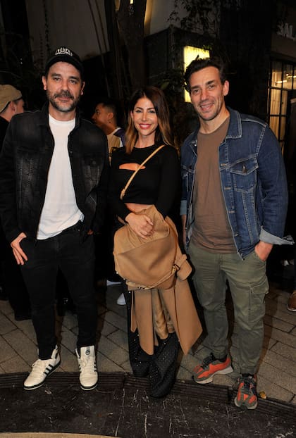Mientras los rumores de romance con Facundo Moyano crecen, la periodista Majo Martino se dejó ver en el complejo La Plaza y se sacó fotos con otros famosos que asistieron al estreno, como el actor uruguayo Maxi De La Cruz