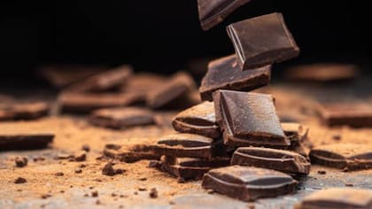 Mientras mayor sea el contenido de cacao, como en el chocolate negro o amargo, más beneficios tendrá
Foto: iStock