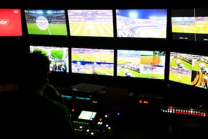 Mientras negocia su desinversión con el gobierno, Disney acordó la cesión de dos partidos por fin de semana con la TV Pública