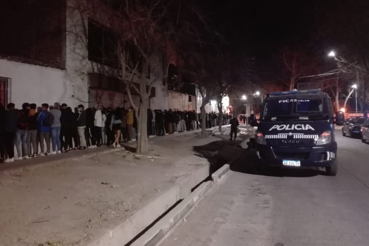 Mientras patrullaban la zona, agentes policiales detectaron a más de 100 menores y 35 mayores participando del encuentro clandestino en una propiedad privada.