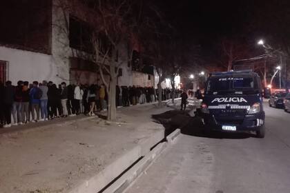 Mientras patrullaban la zona, agentes policiales detectaron a más de 100 menores y 35 mayores participando del encuentro clandestino en una propiedad privada.