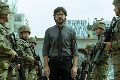 Mientras planea su escape del banco, El Profesor de La casa de papel se refiere al riesgo país español y sus palabras sorprendieron a los espectadores de nuestro país